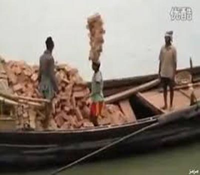 رجل يوازن اربع وعشرين بلوكة على رأسه